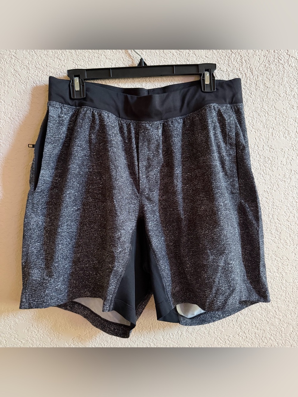 Lululemon T.H.E. Short Men Large Linerless 7" White Noise Alpine White Black